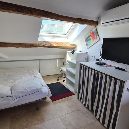 Appartement Coeur De Paris Avec Vue Sur Les Toits Luaran gambar