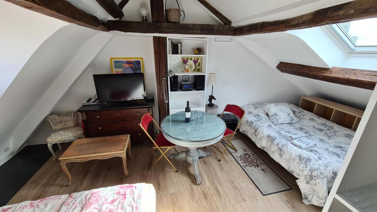 Appartement Coeur De Paris Avec Vue Sur Les Toits Luaran gambar