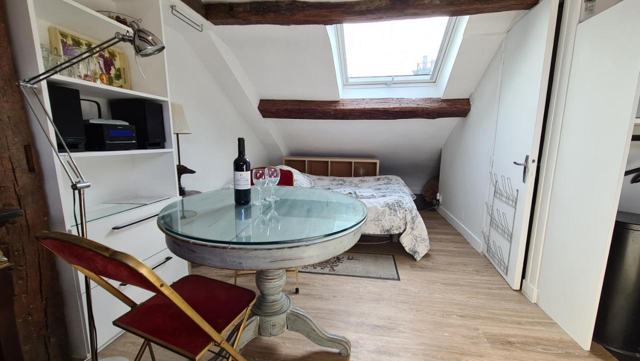 Appartement Coeur De Paris Avec Vue Sur Les Toits Luaran gambar